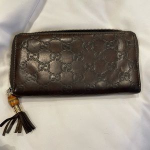 Gucci zipper embossed leather wallet